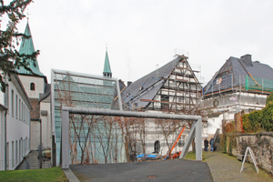  Kloster Wedinghausen: Links im Bild der Westflügel, in der Mitte das Lichthaus, rechts der eingerüstete Ostflügel mit Bibliothek 