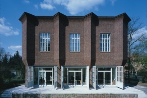  Auch nach der Umnutzung blieben die alten Trafotüren im Erdgeschoss und die Stahlsprossenfenster im Obergeschoss erhalten. Die neuen Holzfenster befinden sich dahinter 