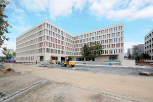  Im Frühjahr 2013 
zogen die Fachbereiche Gesellschafts- und Erziehungswissenschaften, Psychologie und Humangeografie in den Neubau auf dem Frankfurter Campus Westend um 
Fotos: Sebastian Brink 