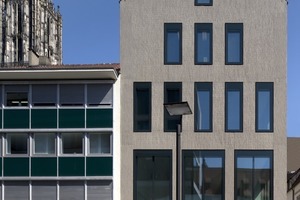  Feiner Nadelstreifennenanzug in Ulm: die Fassade des Service Centers wird von den im wilden Verband vertikal vermauerten grau-braun durchgefärbten Klinker strukturiert 