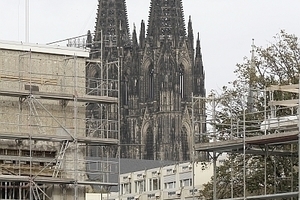  Der Dom hinter dem Schauspielhaus, Blick von Kleinen Offenbachplatz aus. Die riesige Baukontainersiedlung deutet auf den Arbeitsaufwand 