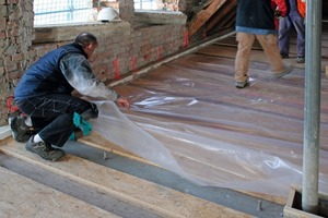  Auf dem Holztragwerk legten die Handwerker eine Folie aus, um ein Durchsickern der Zementmilch zu verhindern 