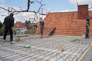 Betonarbeiten auf dem Flachdach des Anbaus 