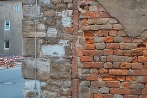  An dieser Mauerecke sind die typischen, durch Salzkristallisation verursachten weißen Ausblühungen auf der Oberfläche der Backsteine gut zu erkennen 