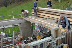  Auf dem Ringbalken werden die Holzbalken für die Mann-an-Mann-Decke (Dippelbaumdecke) aufgelegt 