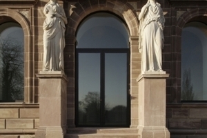  Die weiblichen Trägerfiguren am Eingang<br /> 