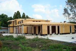  Die Dämmung der verklinkerten Villa in Vinkeveen brachten die Handwerker in den hölzernen Wand- und Dachelementen unter 