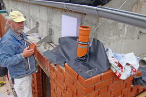  Die Stürze aus WU-Beton mit einer Rollschicht aus Formziegeln verschraubten die Maurer mit Einzelkonsolankern am Betonsturz Foto: Reiner Schiewe 