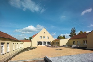  Das Ensemble der Erich-Viehweg-Mittelschule in Frankenberg mit dem Hauptgebäude aus den 1950er Jahren in der Mitte und den Erweiterungsbauten aus den 1960er Jahren rechts und links davon 