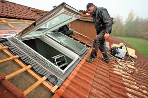  Kurz vor dem strömenden Regen waren die Fensterflügel eingehängt und die Anschlussschürzen, die einen regensicheren Anschluss gewährleisten, montiert  