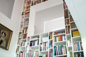  Oben links: Ein 6 m hohes Bücherregal prägt das zentral angeordnete Atrium<br /> 
