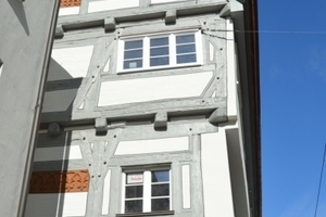  Das mittelalterliche Fachwerkhaus in der Ulmer Platzgasse wurde 2011/2012 von Grund auf saniert. Obwohl das Haus nahezu vollständig mit einem Inthermo-Holzfaser-WDVS ummantelt wurde, blieben die Krümmungen und Wölbungen der Fassade, wie vom Bauherren gewünscht, erhalten Fotos: Achim Zielke (2)/Markus Weber-Hoppe (1) 