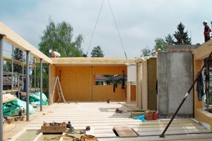  Das Mehrfamilienhaus in Bern errichteten die Handwerker in einer Mischbauweise aus Holz, Stahl und Beton 