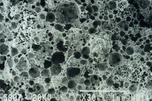  Oben links: Die hohe Porosität von Sanierputzen wird erst unter dem Mikroskop sichtbar. Die Poren sind so groß, dass sich hier jahrelang Salzkristalle ablagern können, ohne dass es zum Schaden kommt 