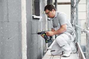  Ideal zum Bohren von Dübellöchern: Akkubohrhammer BHC 18 mit guter Ergonomie, kompakter Bauform und ausgewogener Gewichtsverteilung Fotos: Festool 