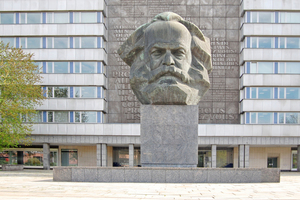  Um den Sockel des Karl-Marx-Denkmals vor Feuchteschäden zu schützen, wurde unter dem Splittbett eine kapillarbrechende Flächendrainage  eingebaut 