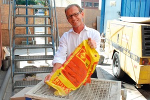  Bild auf gegenüberliegender Seite: Peter Aping vor der Baustelle des ehemaligen Hauses der Einheit, wo zahlreiche Produkte von Sakret verarbeitet werden 