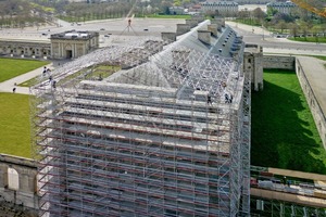  Das Schloss Vincennes (Château de Vincennes ) wird seit Anfang 2014 umfangreich renoviert.Zum Schutz des Schlosses und der Arbeiten montierte man ein Kederdach XL Foto: Layher 