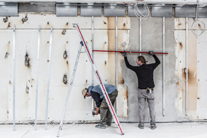  Montage der Ausstellungswände im Obergeschoss 