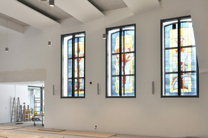  Die alten Fenster der Christuskirche bleiben trotz Sanierung erhalten. Für eine bessere Dämmung montierten die Handwerker auf Höhe der Innenwand­ ­zusätzlich neue, dreifachverglaste Fenster 