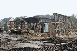  Rechts: Rechts im Bild ist die historische Fachwerkwand zu se-hen, links entsteht das gedämmte Holzständerwerk 