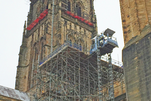  Mit dem ersten Aufzug geht es zu einer Zwischenplattform. Von dort geht es mit einem zweiten Aufzug weiter hinauf⇥Foto: Geda 