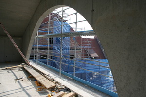  Blick vom Anbau hinüber zum Altbau der Villa 