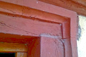  Fenstergewände aus gebeilter, massiver Eiche werden als tragendes Bauteil in den Bruchstein eingesetzt 