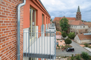  Der Anbau der Balkone ist ein denkmalpflegerischer Kompro-miss, um zeitgemäße Wohnqualität in der alten Mühle zu ermöglichen 