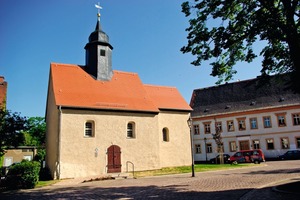  Nachdem die Emmauskirche Ende Oktober 2007 am Stück per LKW von Heuersdorf nach Borna verbracht wurde, ist sie nun auch komplett saniert 