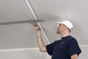  Die Broschüre Knauf SpachtelKompetenz erklärt, wie hochwertige Trockenbauoberflächen gelingen, zum Beispiel mit dem System Horizon, das aus dem Horizonboard, der Spachtelmasse Trias und dem Fugendeckstreifen Kurt bestehtFoto: Knauf Gips 
