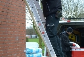  In die Bohrlöcher wird der Mineralwolledämmstoff Supafil Cavity Wall eingeblasen 