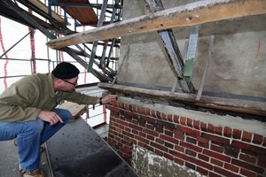  Maurermeister Andreas Kramp begutachtet die Schäden am Klinkermauerwerk des Wasserturms 