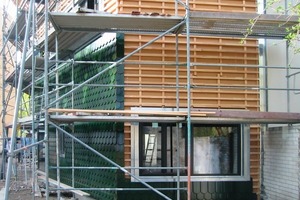  Tief in den Leibungen sitzende Fenster schaffen in der Bibliothek eine nicht einsehbare, sehr private Atmosphäre  Atmosphäre 