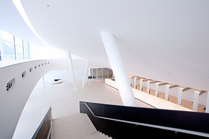  Blick in das Foyer im Erdgeschoss von der Treppe aus 