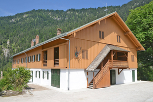  Das Ludwig-Thoma-Haus in Vorderriß nach der Sanierung (Ansicht Süd-Ost). Der alte Treppenaufgang wurde erhalten. Sogar der Hirsch an der Fassade wurde in mühevoller Kleinstarbeit restauriert Foto: Steffi Röttele 