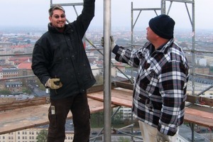  Links: Einbau des Edelstahlzugankers an der TurmspitzeRechts: Einsetzen der Turmspitze auf den Edelstahlzuganker 