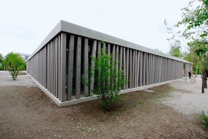  Die Fassade des neuen Besucherzentrums in der KZ-Gedenkstätte Dachau dominieren sägerauhe Kanthölzer aus Robinie 