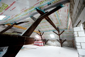  Der künftige Besprechungsraum unter dem alten Dachstuhl während er Umbauarbeiten 