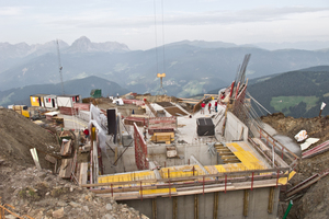  Blick von oben in die Rohbaustelle 