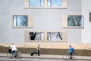  Straßenseite des Gebäude mit Fensterverteilung 