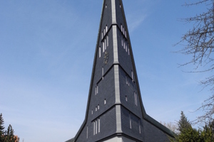  Denkmalgeschützte Kirche in Lahntal/Sarnau bei Marburg aus den 60er Jahren des 20. Jahrhunderts. Die poröse Oberflächenstruktur vor der Instandsetzung weist auf Verarbeitungsfehler hin. Um das vom Architekten gewollte Erscheinungsbild zu erhalten, wurden  