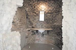  In dem hohlen Stumpf des alten Kamins ist das Waschbecken der Toilette installiert<br /> 