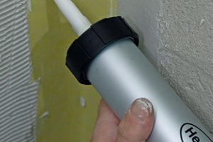 Bei der Überlappung zweier Dichtbänder – zum Beispiel in einer Innenecke – ist eine wasserdichte Verklebung ratsam 