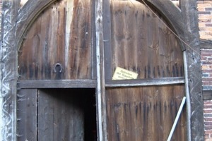  Anstelle des Deelentores wurde ein großes Fenster eingesetzt, das jede Menge Tageslicht in den Wohnraum lässt
Foto: Fachwerkstatt Drücker &amp; Schnitger 