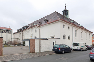  In der ehemaligen St. Franziskuskirche befinden sich heute ein Veranstaltungssaal mit Nebenräumen sowie eine Bücherei und eine Wohnung 