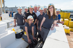  Und am Schluss gibt es ein Gruppenfoto mit allen auf der Baustelle tätigen "Praktikanten" 