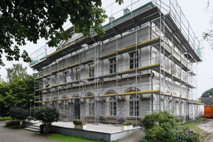  Das rechts vom Hauptgebäude gelegene Haus Wartburg während und nach Abschluss der SanierungsarbeitenFotos: Caparol / Cornelia Suhan 