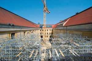  Im Innenhof des Albertinums werden die Gerüste aufgestellt, um von dort aus in 16 m Höhe das Brückenbauwerk zu montieren 