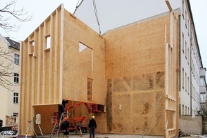  Aufrichten der Holzständer-Konstruktion: die Innenwände des ersten und zweiten OG werden statisch über die Außenwände abgefangen. Damit kommt das UG ohne tragende Innenwände aus 